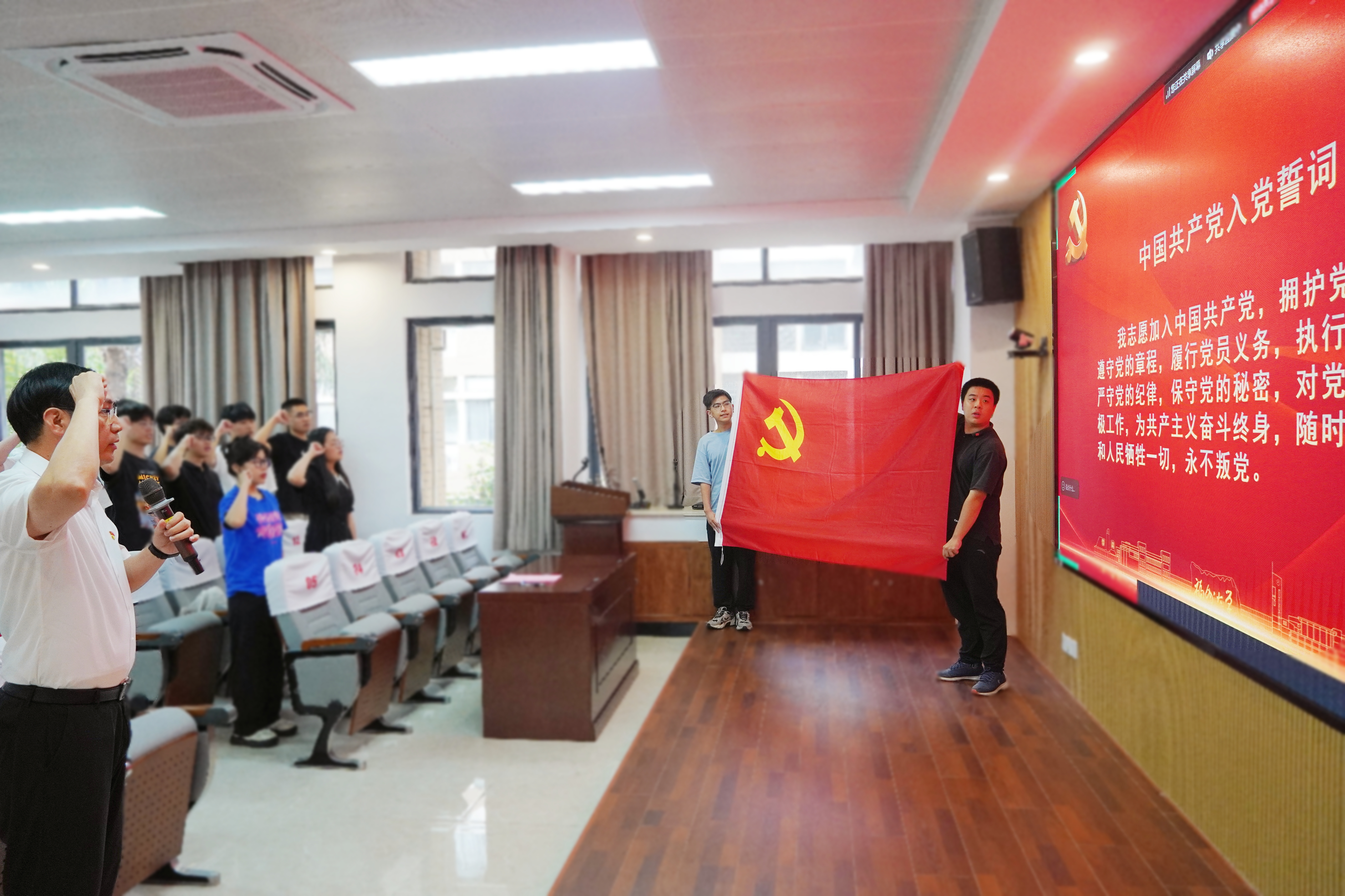 浪live
2025届毕业生党员“系好人生第一粒扣子”专题教育活动圆满举行